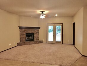 1060 Lost Oak Dr in Guthrie, OK - Building Photo - Building Photo