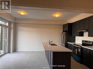 154 Terry Fox Dr in Barrie, ON - Building Photo - Building Photo