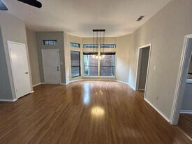 2512 Mallard Cove in Carrollton, TX - Building Photo