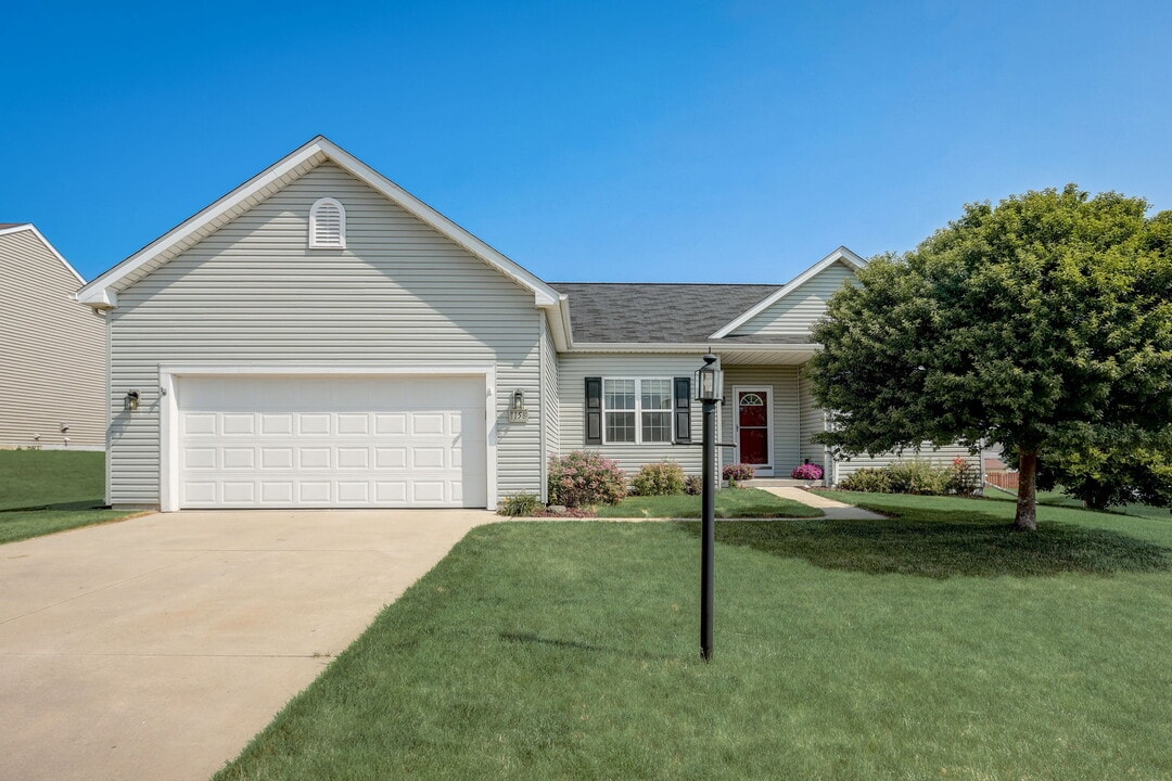 W1158 Meadowsweet Pass in Ixonia, WI - Building Photo