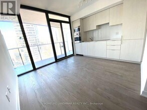 11 Wellesley St W in Toronto, ON - Building Photo - Building Photo