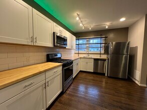 2566 Duck Creek Rd, Unit 2 in Cincinnati, OH - Foto de edificio - Building Photo