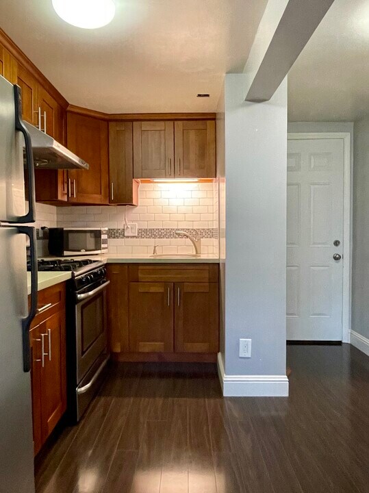 429 Kains Ave in San Bruno, CA - Building Photo