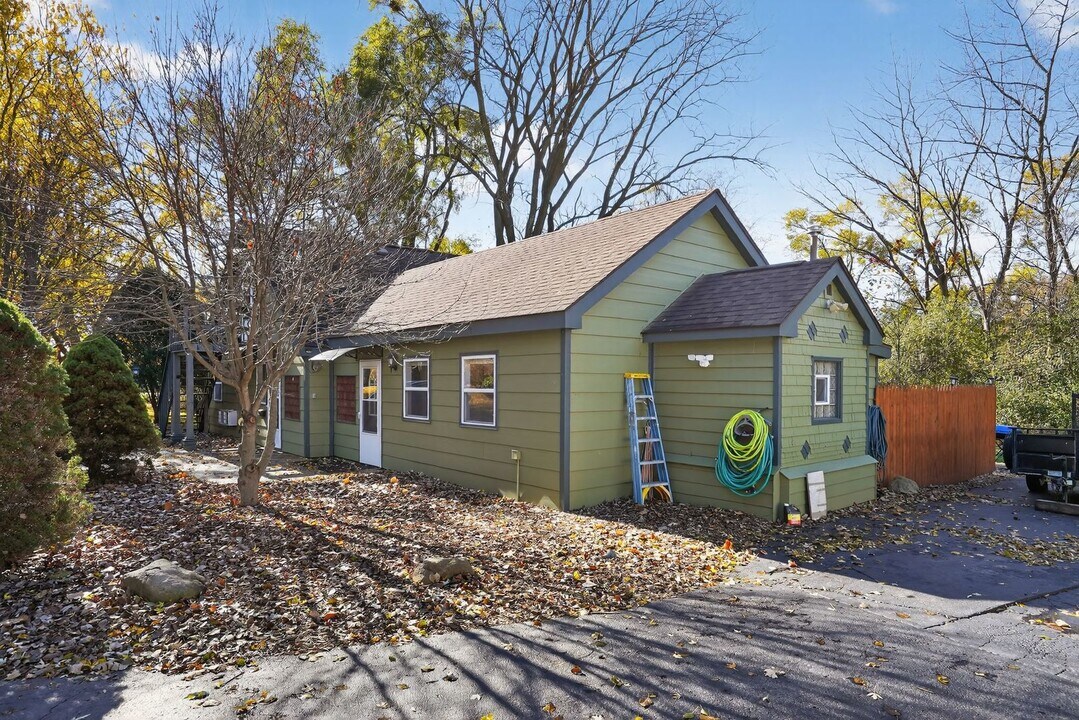 1036 Guerin Rd in Libertyville, IL - Building Photo