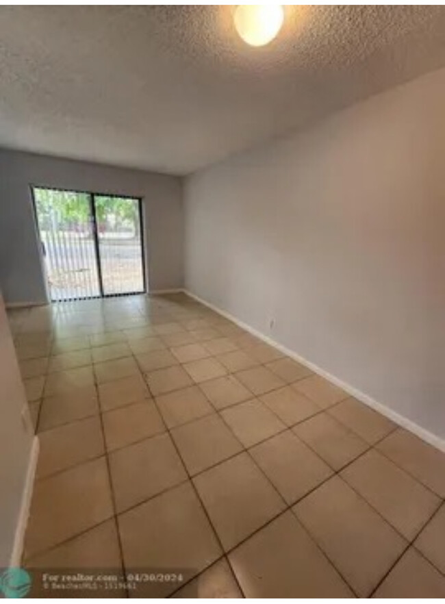 4118 Lakeside Dr, Unit 4118 Lakeside Drive in Tamarac, FL - Building Photo - Building Photo