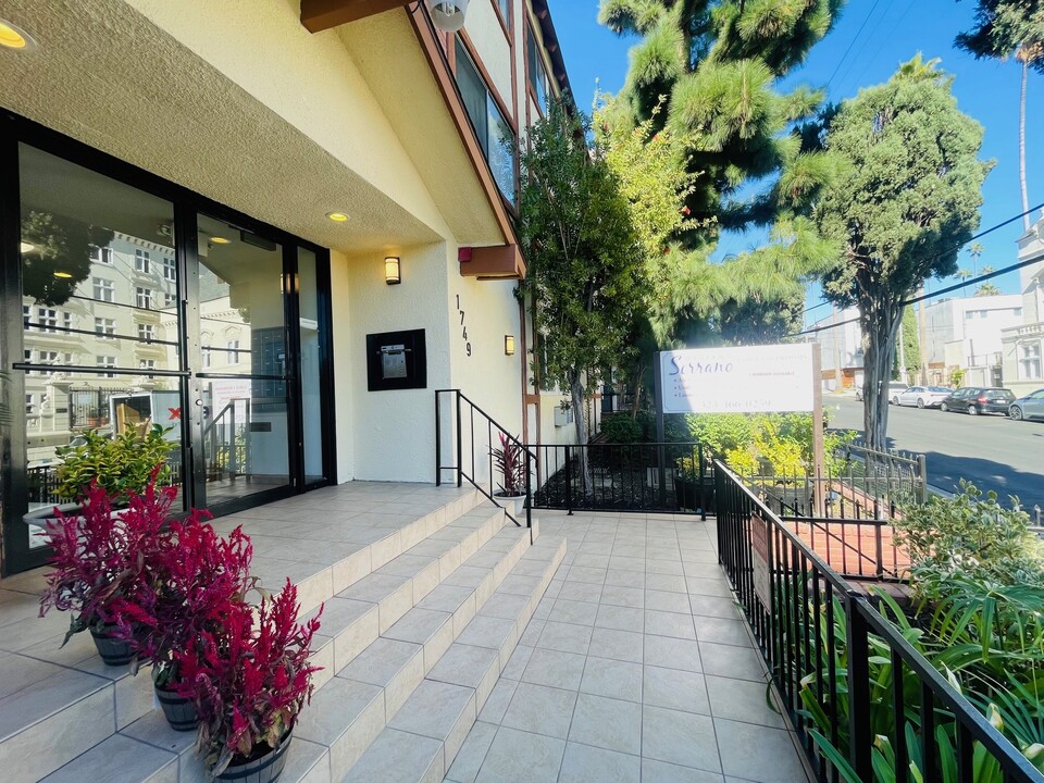 Western Serrano Ave Apartments in Los Angeles, CA - Building Photo