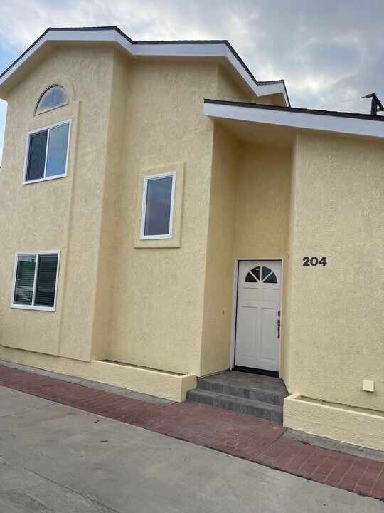 204 E 220th St in Carson, CA - Building Photo