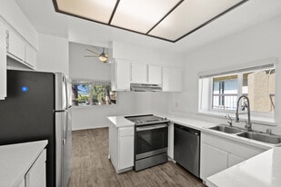 Ashwood Gardens in Ventura, CA - Building Photo