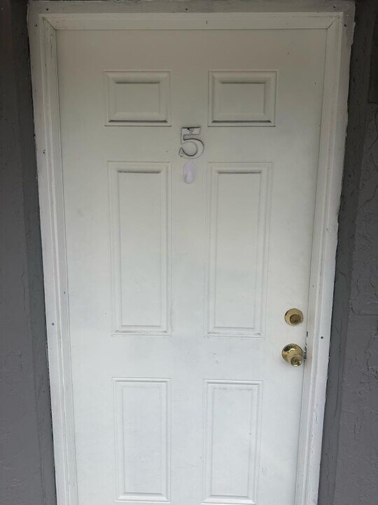 214 N Chestnut Rd in Lakeland, FL - Foto de edificio