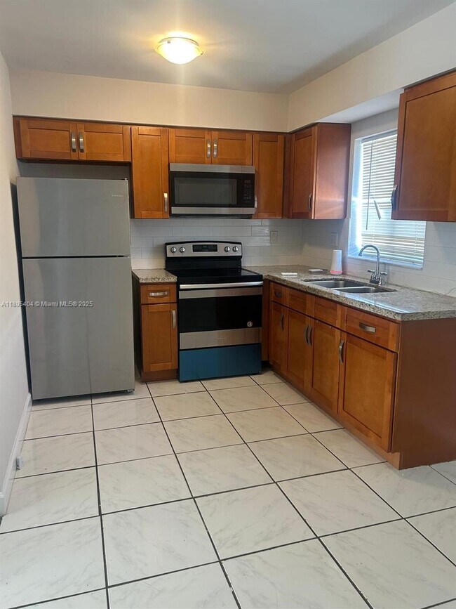 7561 Venetian St in Miramar, FL - Building Photo - Building Photo