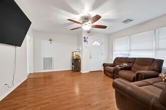 330 Robin St in Deer Park, TX - Building Photo - Building Photo