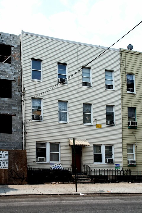 144 Wyckoff Ave in Brooklyn, NY - Building Photo