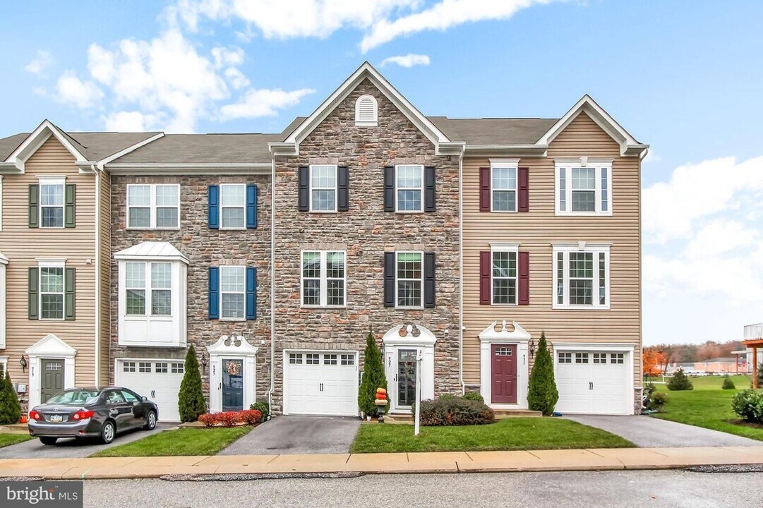 927 Brechin Ln in York, PA - Building Photo