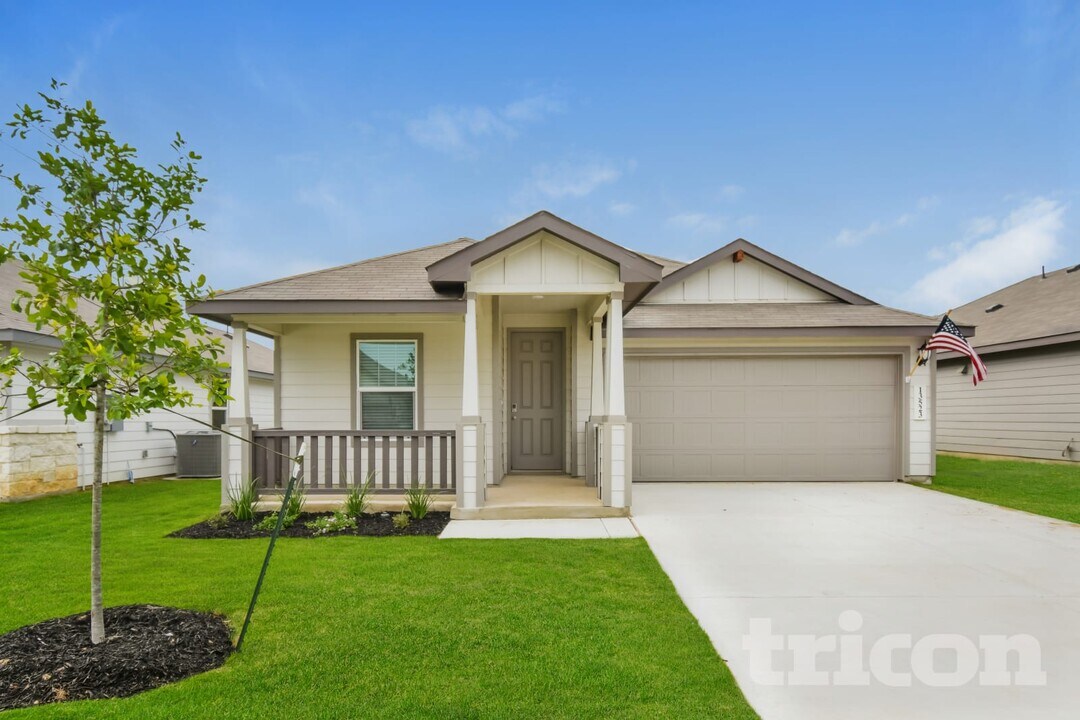 13523 Emerson Wy in Saint Hedwig, TX - Foto de edificio