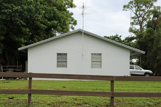 4193 Vermont Ave in Lake Worth, FL - Building Photo - Building Photo