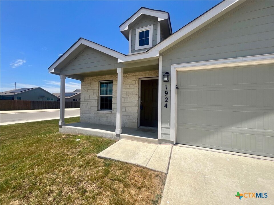 1924 Green Warbler in New Braunfels, TX - Building Photo