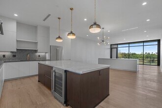 8120 Stillmeadow Ct, Unit 1B in Laredo, TX - Foto de edificio - Building Photo