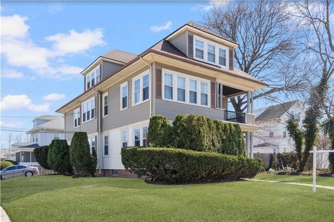 120 Pontiac Ave in Cranston, RI - Building Photo - Building Photo