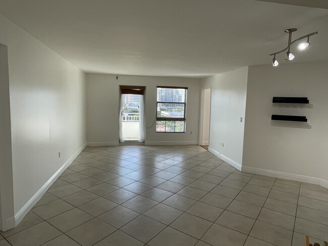 2351 Douglas Rd, Unit 904 in Miami, FL - Building Photo - Building Photo