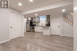 70 Breeze Dr in Bradford West Gwillimbury, ON - Building Photo - Building Photo