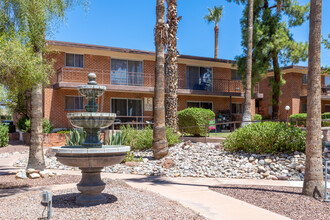 Country Club Apartments in Tucson, AZ - Building Photo - Building Photo