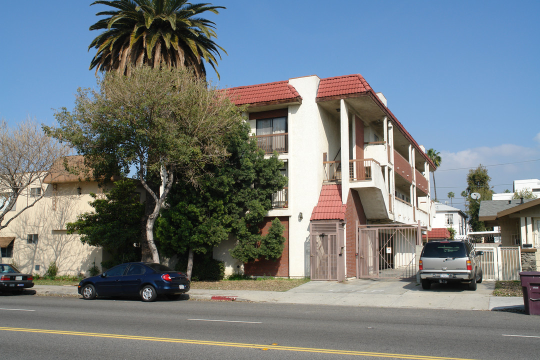 123 W Chevy Chase Dr in Glendale, CA - Building Photo