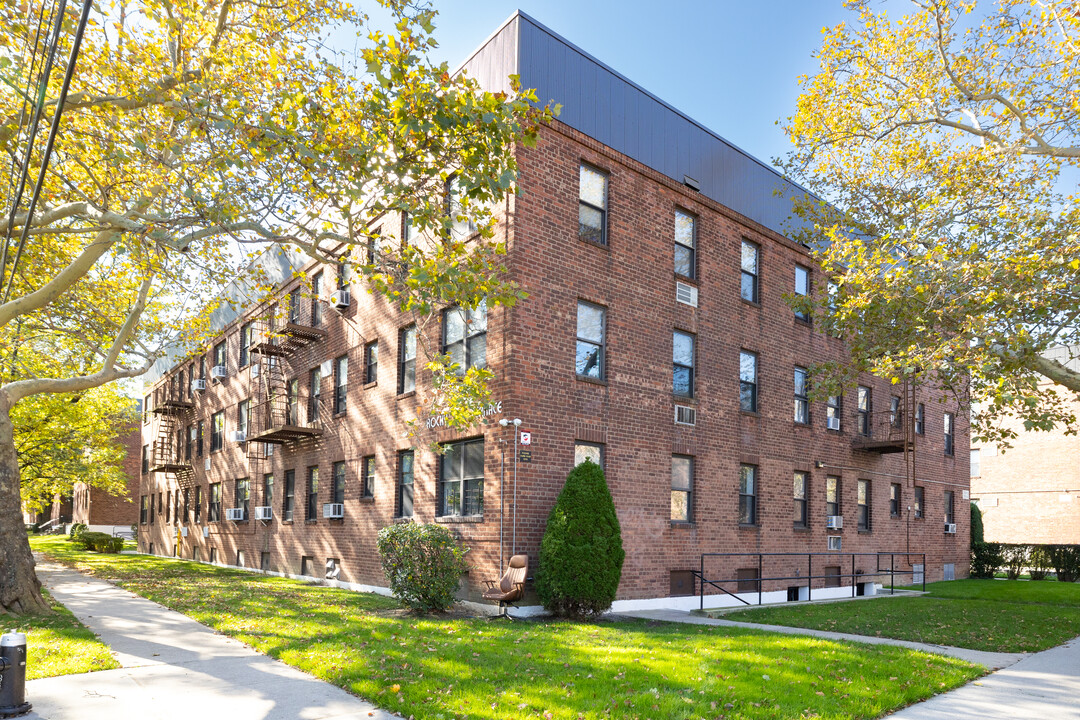 Rocky Hill in Bayside, NY - Foto de edificio