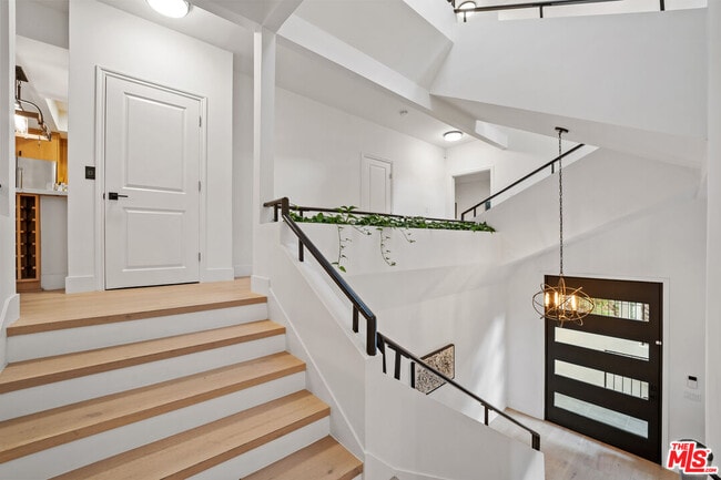 4148 Sunswept Dr in Los Angeles, CA - Building Photo - Building Photo