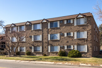 Rustic Arms Apartments in Englewood, CO - Foto de edificio - Building Photo