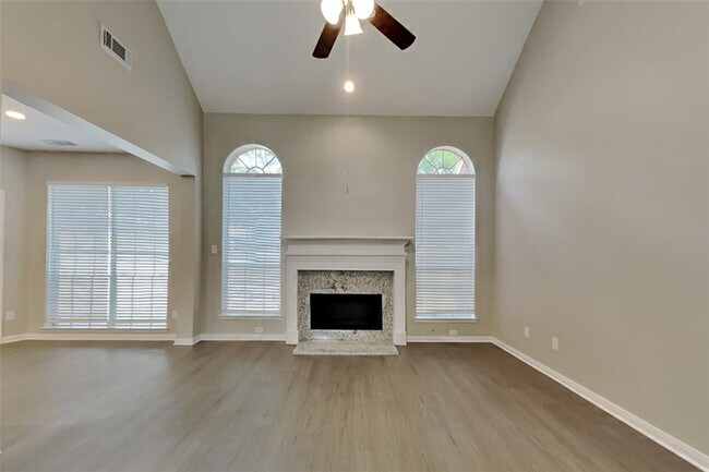 5011 Greenriver Valley Dr in Houston, TX - Building Photo - Building Photo