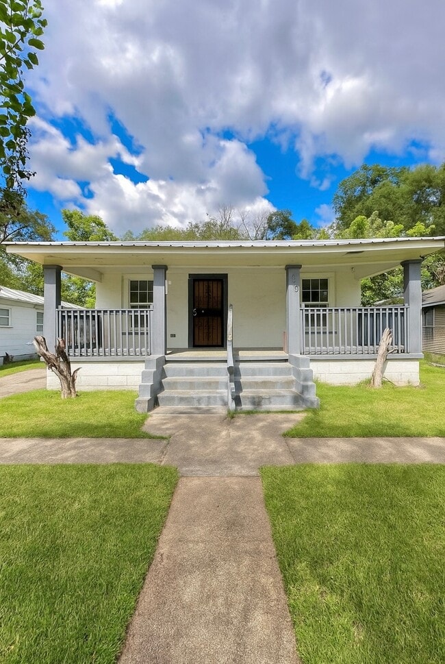 property at 2000 10th Pl
