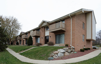 Woodmere Townhomes in Cedarburg, WI - Building Photo - Building Photo