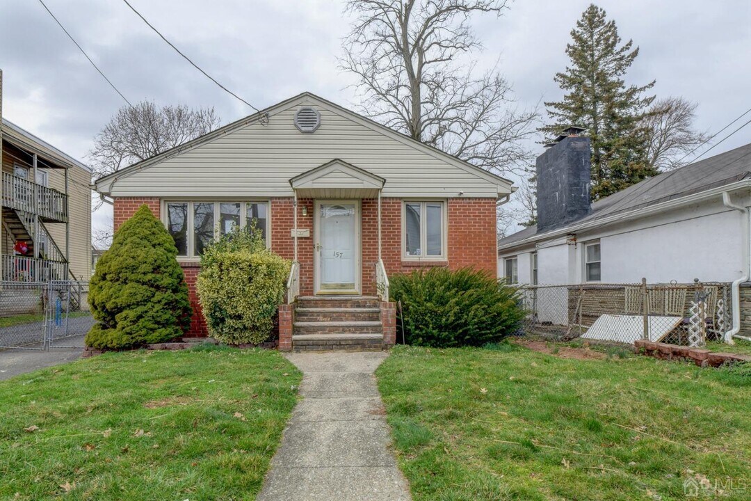 157 Cooper Ave in Iselin, NJ - Foto de edificio