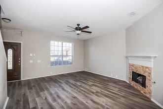 8212 French Quarter Ln in Fort Worth, TX - Foto de edificio - Building Photo