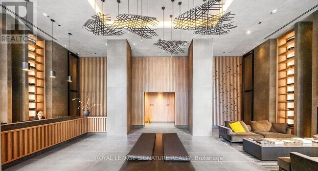 55 Charles St E in Toronto, ON - Building Photo - Building Photo