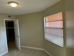 4020 Lakeside Dr in Tamarac, FL - Building Photo - Building Photo