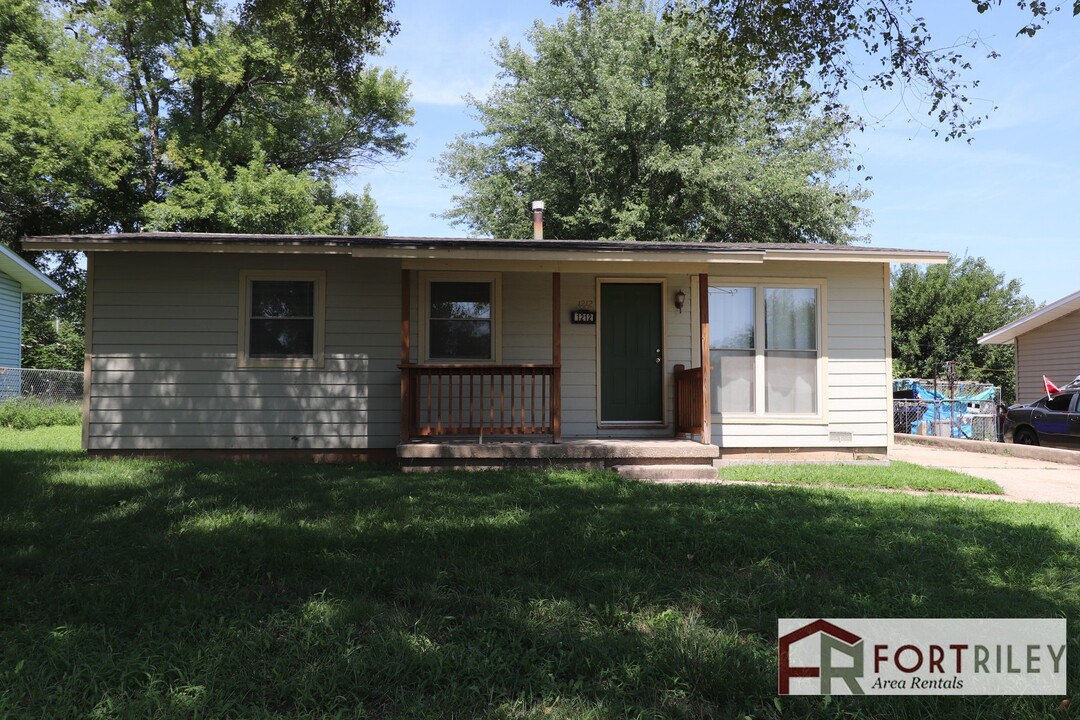 1212 Marshall Dr in Junction City, KS - Building Photo