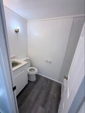 215 Weeks Rd in Cleburne, TX - Foto de edificio - Building Photo