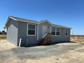 5645 Rd 236 in Ducor, CA - Building Photo