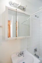 911 W Lawrence Ave, Unit #906 in Chicago, IL - Foto de edificio - Building Photo