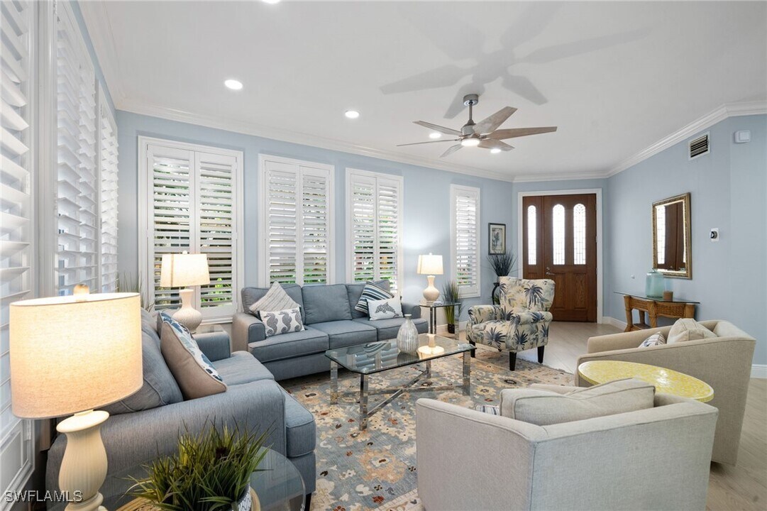 269 Colonade Cir in Naples, FL - Foto de edificio