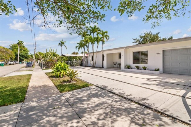 11430 SW 52nd Terrace in Miami, FL - Building Photo - Building Photo