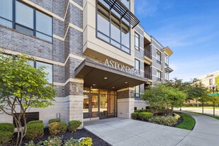 Aston Place in Columbus, OH - Building Photo