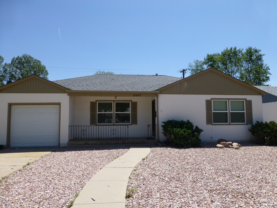 2427 N Logan Ave in Colorado Springs, CO - Foto de edificio