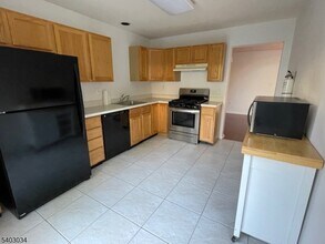 33 Dorchester Dr in Bernards, NJ - Building Photo - Building Photo