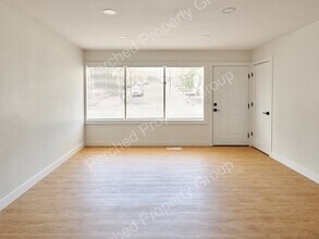 1135 NE Holland St in Portland, OR - Building Photo - Building Photo