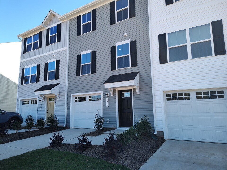 8031 Sinnet Pl in Charlotte, NC - Building Photo