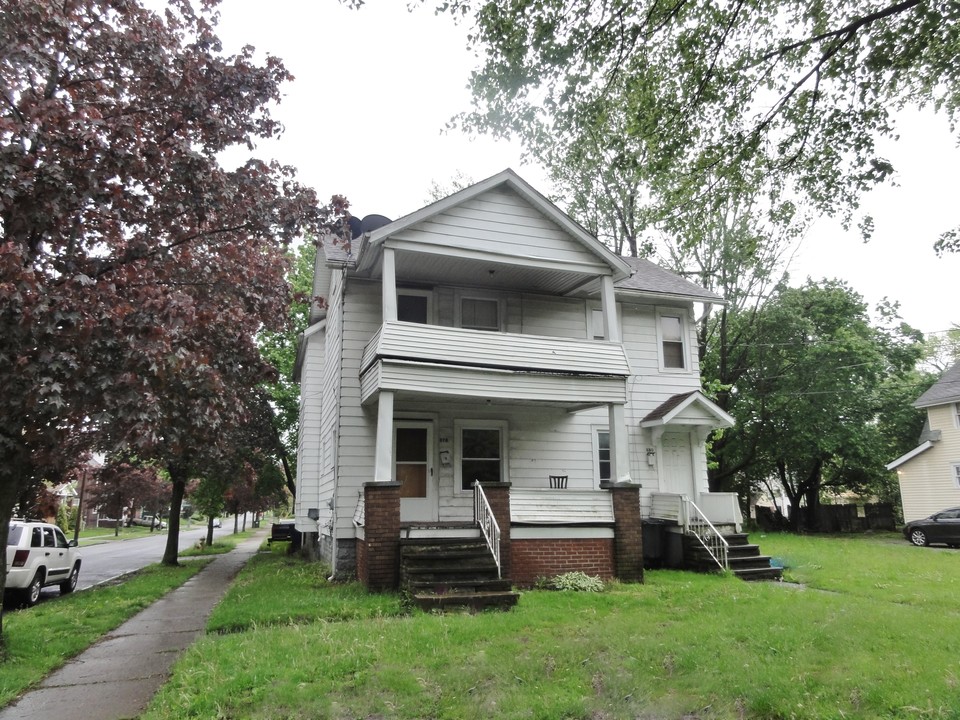 880 Delia Ave in Akron, OH - Building Photo