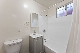 9721 San Pedro St, Unit Unit 4 in Los Angeles, CA - Building Photo - Building Photo