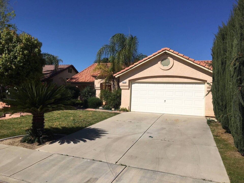 4325 Polo Pony Ln in Bakersfield, CA - Building Photo